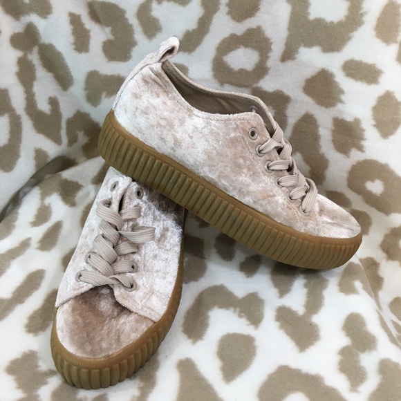 women's RARE FUZZY epicstep size 6 sneakers laced - Picture 1 of 9